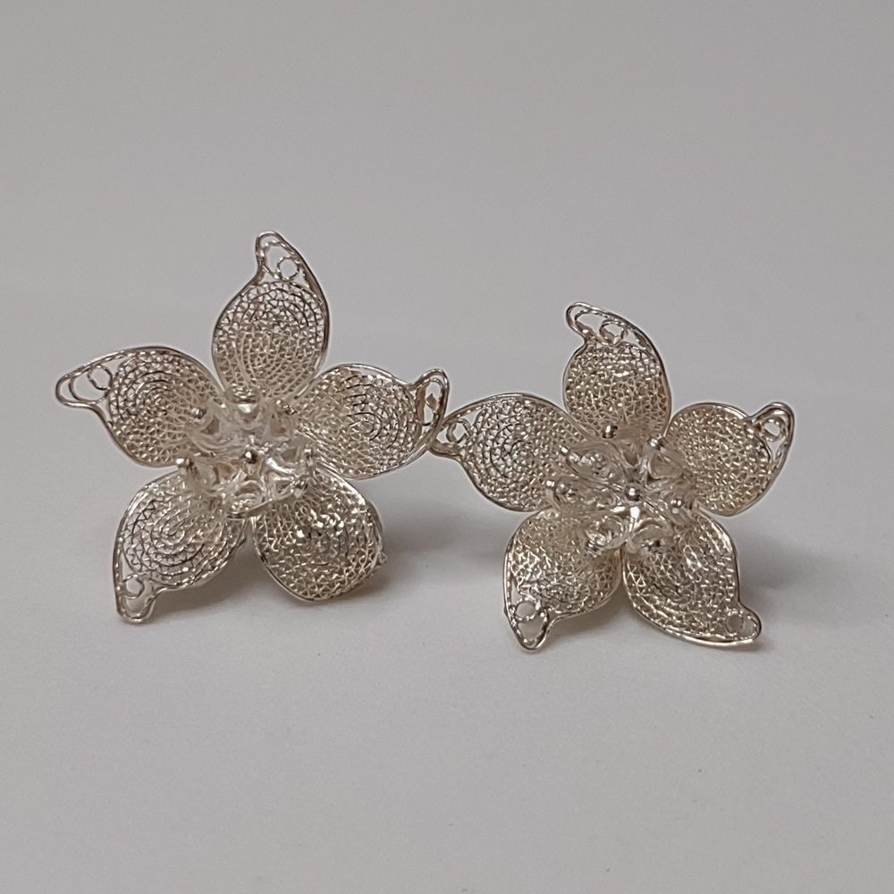 Lightweight Metal Mesh Filigree Flower Earrings